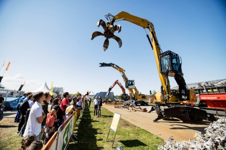 Machine from the scrap and metal sector demonstrates its functions.