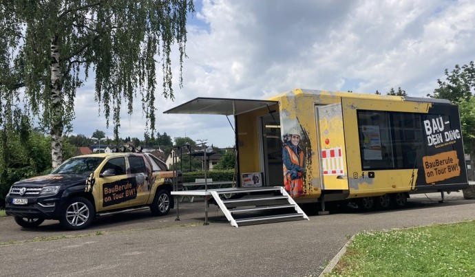 BauTrailer mit Auto