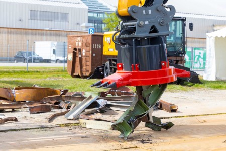 Machine from the scrap and metal sector demonstrates its functions.