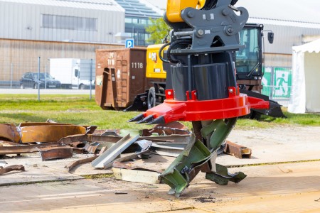 Maschine aus dem Bereich Schrott und Metall demonstriert ihre Funktionen. 