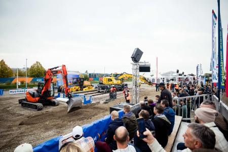 Demo am Messestand auf dem Freigelände der Messe Karlsruhe 